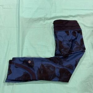 Lululemon Blue and Black Capri Size 6